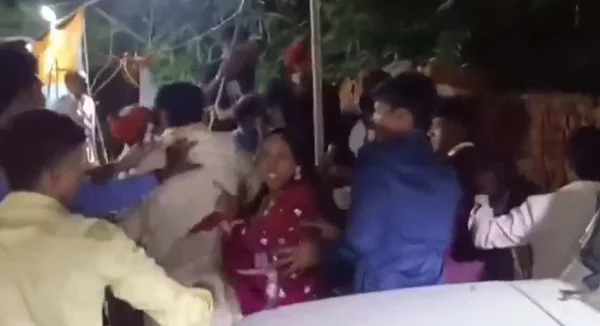 imagem colorida. Confusão em casamento na Índia