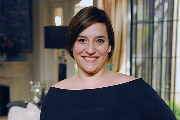 Na imagem colorida, Simone Gutierrez sorri e usa vestido preto - Metrópoles