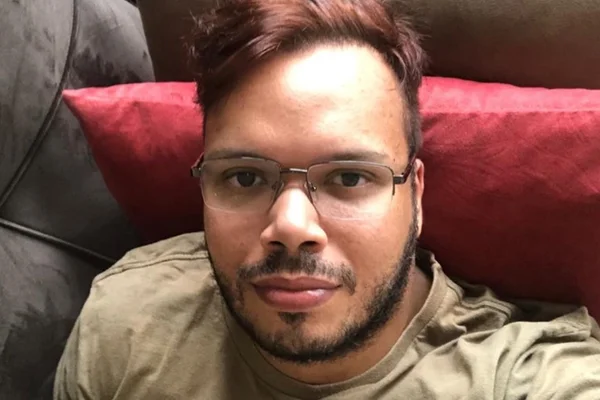 Apresentador deixa RedeTV! após ameaça e humilhações de colega