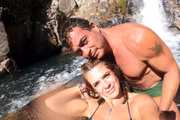Dhomini e a esposa, Adriana posam em cachoeira