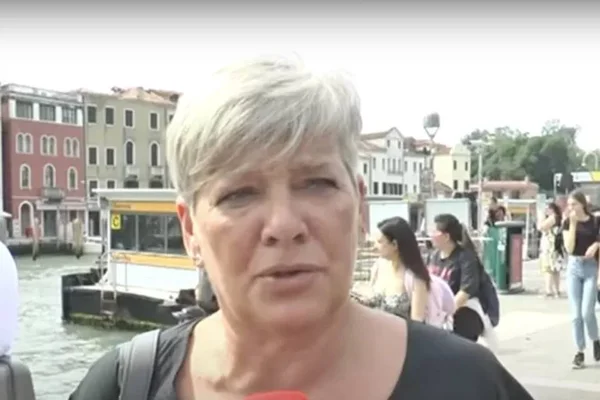 Foto colorida de Monica Poli, do meme "attenzione, pickpocket" - Metrópoles