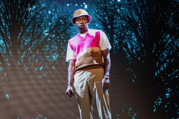 Na imagem com cor, Tyler The Creator usando roupas estilos vovô Grandpacore - Metrópoles