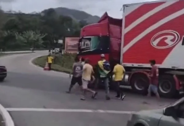 Motorista tem caminhão depredado após não participar de paralisação