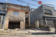 Risco de desabamento pode estar relacionado com danos estruturais causados pela proximidade do local com córrego