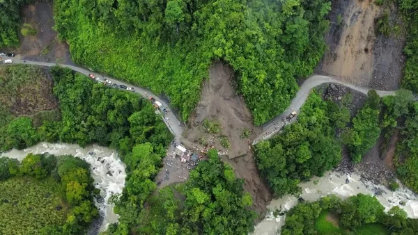 Deslizamento soterra ônibus e deixa 27 mortos na Colômbia