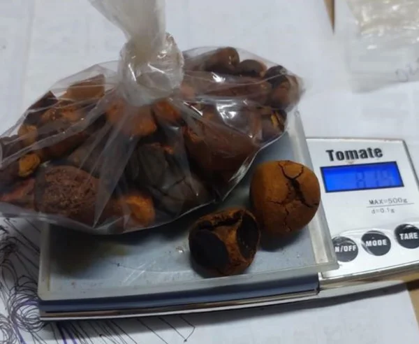 Imagem mostra pedras medicinais e balança - Metrópoles