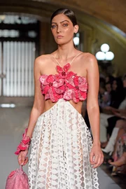 A brasileira PatBo, que agora integra o lineup da semana de moda nova-iorquina, apresentou looks com flores em 3D