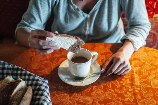 Foto colorida de uma pessoa comendo - Metrópoles