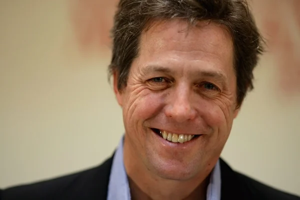 Eterno solteiro, Hugh Grant se casará pela primeira vez aos 57 anos