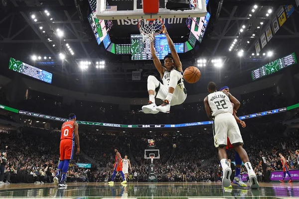 Com grande atuação de Antetokounmpo, Bucks batem 76ers na NBA