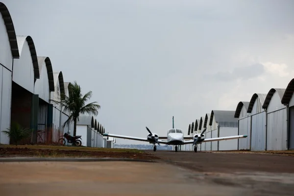 Barão das OSs que tenta atuar no DF tem Porsches e hangar para avião