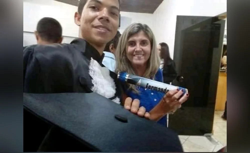 Gustavo com a tia, Wilma Gonçalves, em um registro da sua formatura Gustavo com a tia, Wilma Gonçalves, em um registro da sua formatura