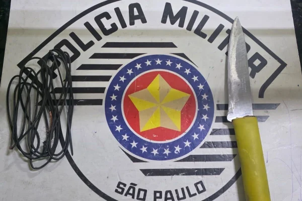 Foto colorida de apreensão de fios e faca feita pela Polícia Militar.