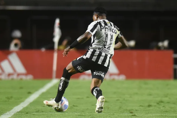 Marinho garante permanência no Santos e lamenta fase ruim do time