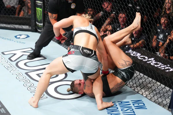 Foto mostra lutadoras em combate no UFC- Metrópoles