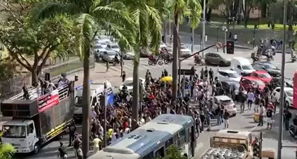 Servidores da segurança de BH fecham ruas e lançam bombas em manifesto