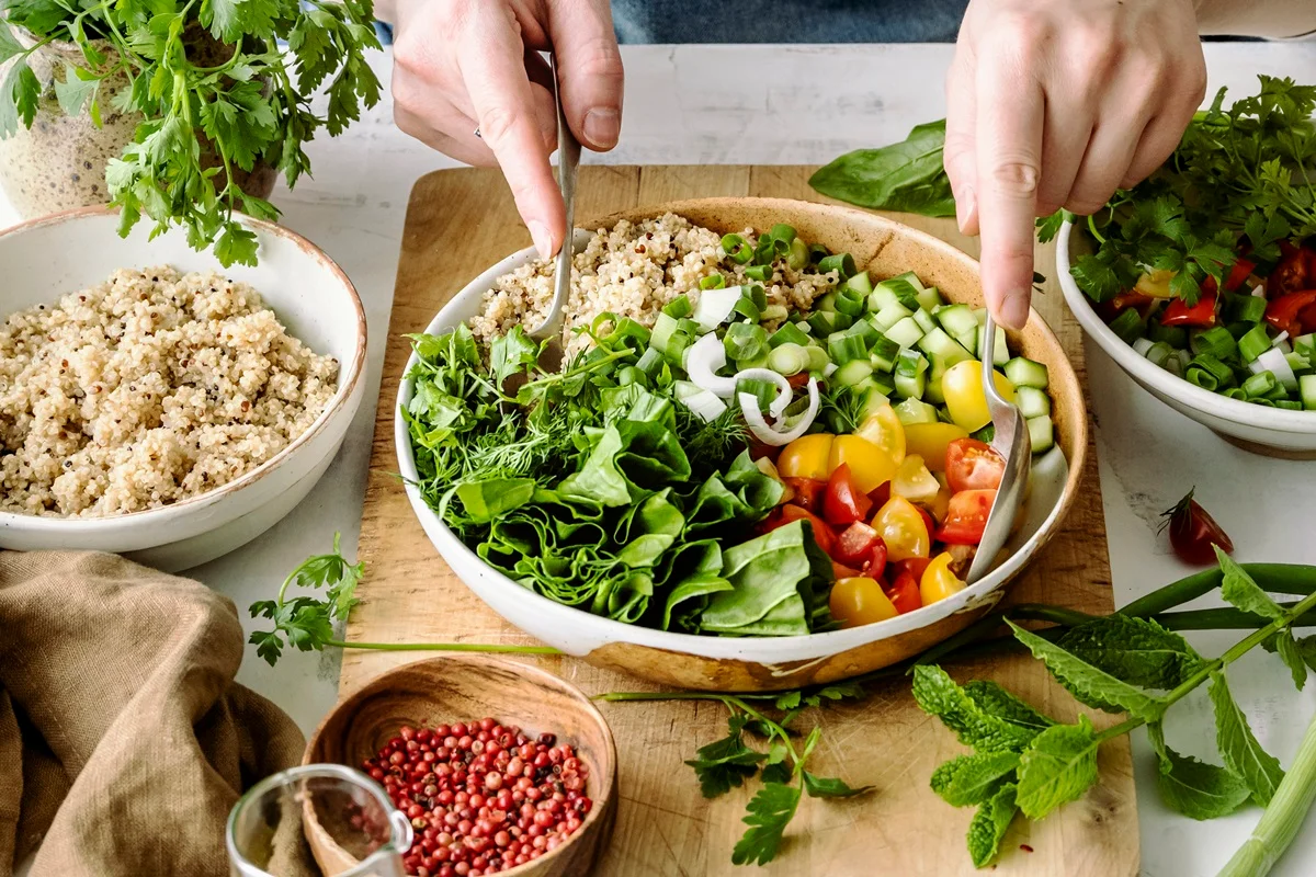 Dieta vegana e com pouca gordura pode levar à perda de 6 kg em 4 meses