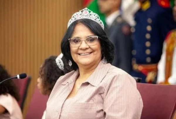 Damares Alves, política brasileira. Ela tem pele branca e cabelos curtos e pretos- Metrópoles
