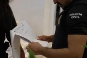 Agentes lendo documentos Agentes lendo documentos