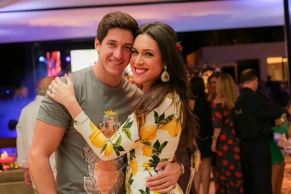 Karinne Pantazis e Luiz Felipe Hernandez realizam chá bar para amigos