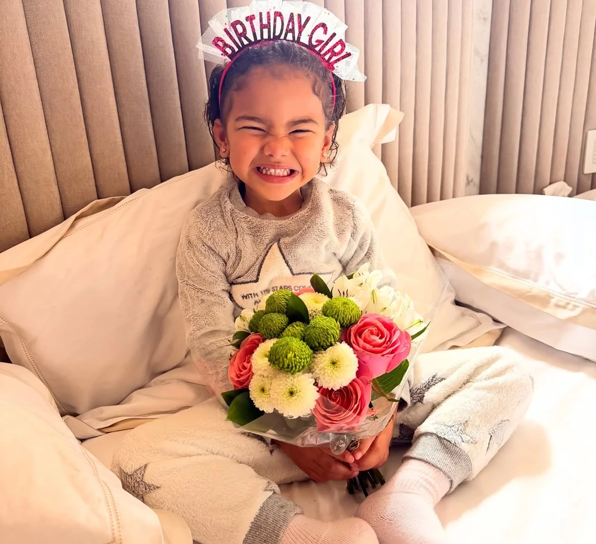 Mavie, filha de Bruna Biancardi e Neymar, posa sorridente com um buquê de flores Mavie, filha de Bruna Biancardi e Neymar, posa sorridente com um buquê de flores