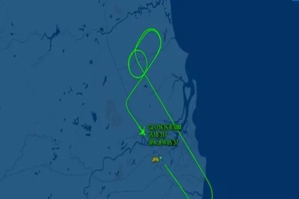 Imagem colorida, Avião ficou aproximadamente 30 minutos sobrevoando a região (Foto: Reprodução) - Metrópoles