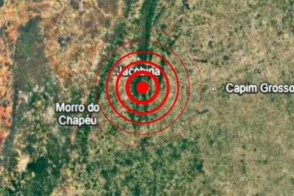 Imagem colorida mostra mapa com circulo vermelho em cidade onde foram registrados três abalos sísmicos - Metrópoles