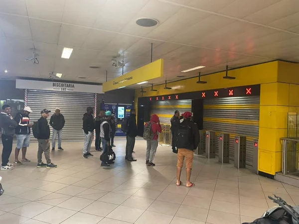 foto colorida de passageiros da Linha Amarela aguardando, sem sucesso, transferência para Linha Azul em dia de greve - Metropoles