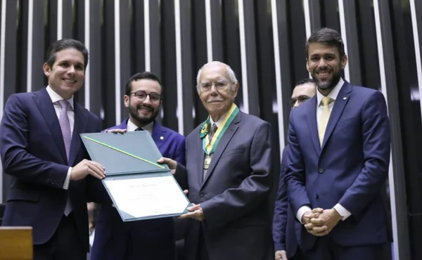 José Sarney recebeu a medalha de Mérito Legislativo da Câmara