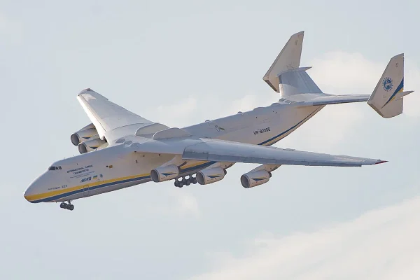 Maior avião do mundo, Antonov AN-225, é destruída pela invasão russa na Ucrânia - Metrópoles