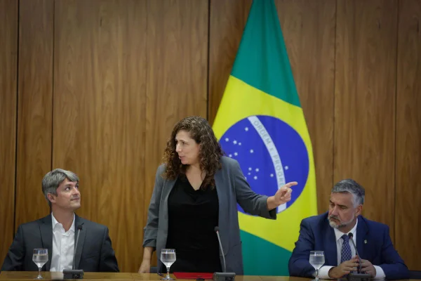 Ministra Esther Dweck ao lado de ministro Paulo Pimenta e outros