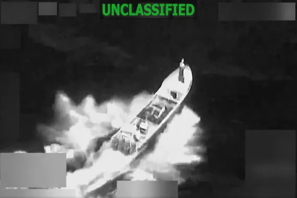 Captura de tela mostra ataque dos EUA contra barco no Pacífico - Metrópoles