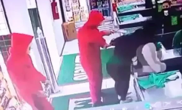 Trio usa roupas de "La Casa de Papel" e finge assalto a supermercado