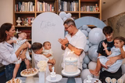 Letícia e Juliano Cazarré posam com os filhos