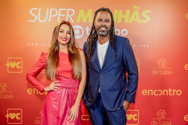 foto de patricia poeta de rosa e manoel soares de terno azul escuro