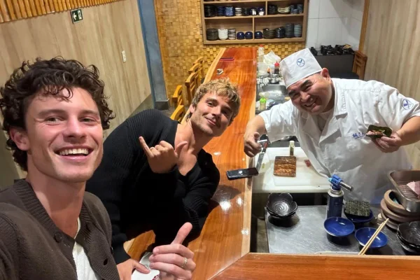 Imagem colorida mostra Shawn Mendes e João Lucas em restaurante japonês de São Paulo - Metrópoles