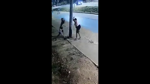 Vídeo: homem agride mulher com pedaço de madeira na frente da filha