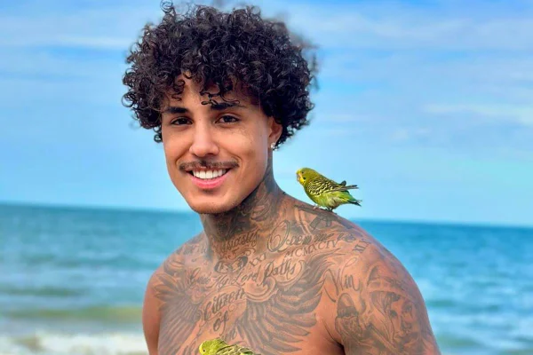 Foto colorida do cantor MC Livinho - Metrópoles