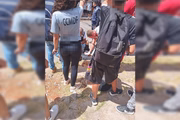 Alunos em volta da vítima