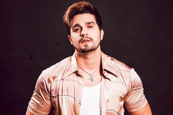 Luan Santana revela que levou um toco da namorada: “Fiquei no pé dela”