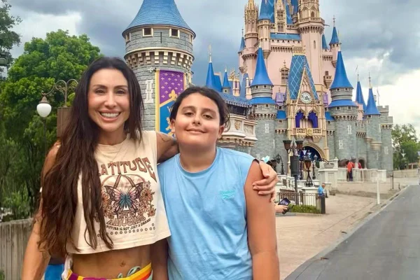 Foto colorida de Jaque Khury e o filho - Metrópoles