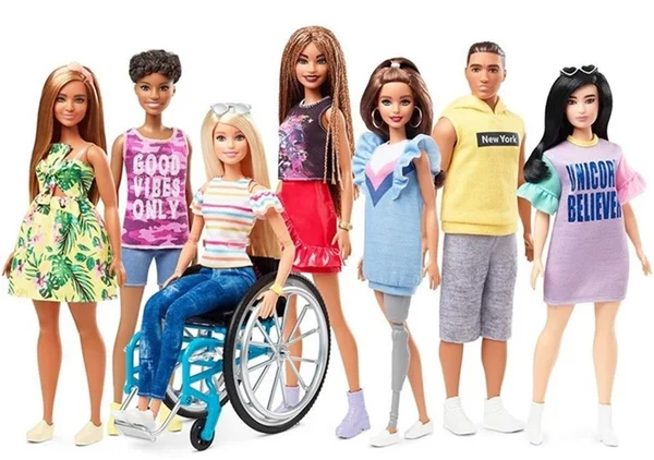 Barbie ganha versões com cadeira de rodas e prótese removível