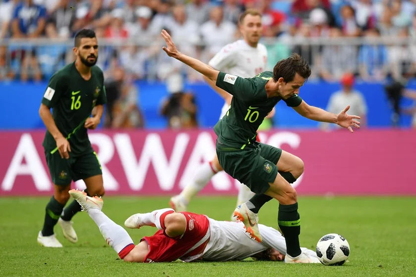 Dinamarquês Lasse Schone tenta desarme contra Robbie Kruse Dinamarquês Lasse Schone tenta desarme contra Robbie Kruse