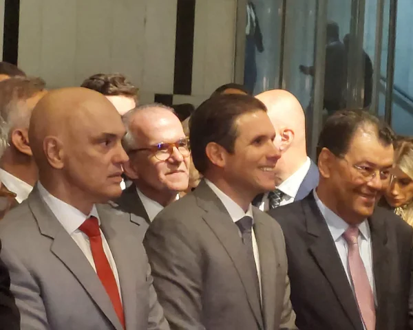 Moraes visita Congresso em dia de pressão por anistia