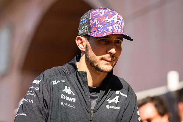 Imagem colorida de esteban ocon na Alpine - Metrópoles