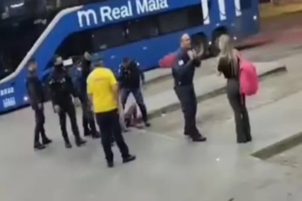 Guardas municipais batem em homem na rodoviária