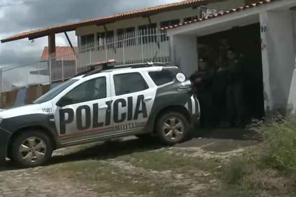 viatura da polícia do Ceará em frente a uma casa