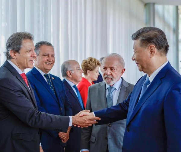 Haddad compartilha foto com “companheiro Lula” e “brother Xi”