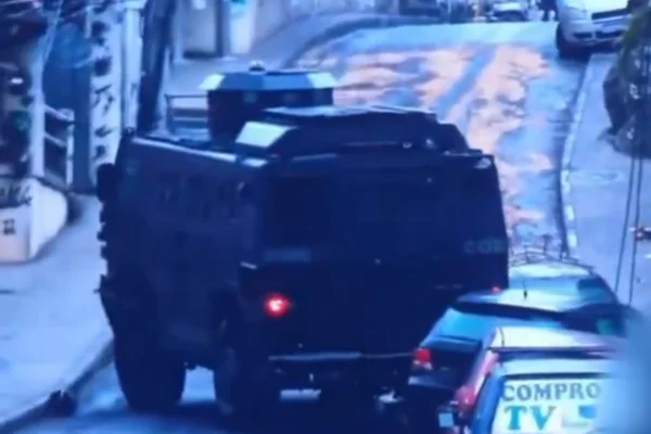 CV joga óleo na pista e caveirão "patina" em morro do RJ. Veja vídeo