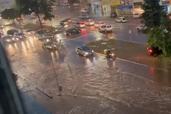 Carros em pista alagada